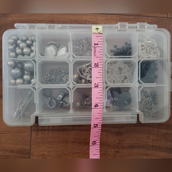 Lot of jewelry-making supplies beads in container - Picture 4 of 5